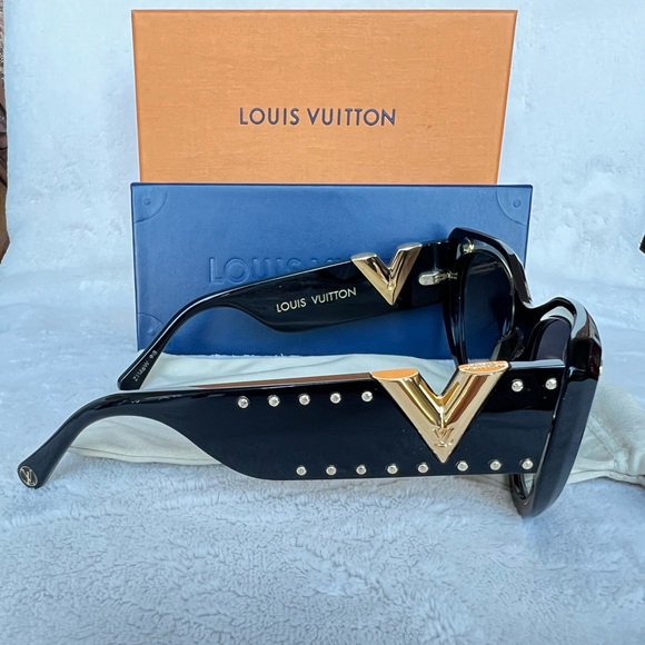Authentic Louis Vutton Sunglasses!! Black color with gold motives! Brand New!!! - Picture 9 of 15